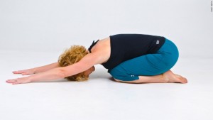 Nugaros-raumenų-tempimas-atsiklaupus